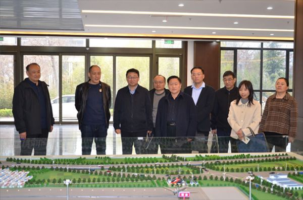 市委黨校2024年度科級(jí)干部進(jìn)修班、中青年骨干培訓(xùn)班學(xué)員到一滕集團(tuán)調(diào)研